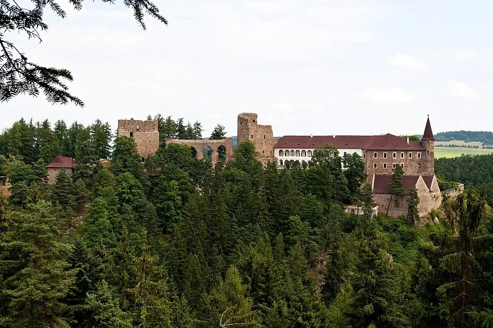 Hrad Velhartice s kamenným mostem